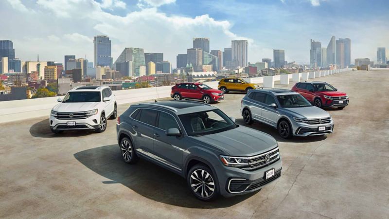 Volkswagen Teramont 2022 en color gris, frente a cinco camionetas SUV modelos 2022.