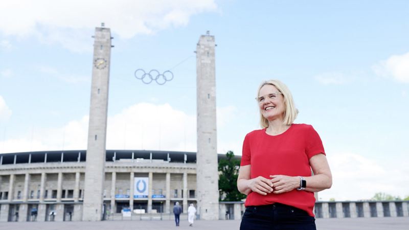 Elke Heitmüller vor dem Berliner Olympiastadion