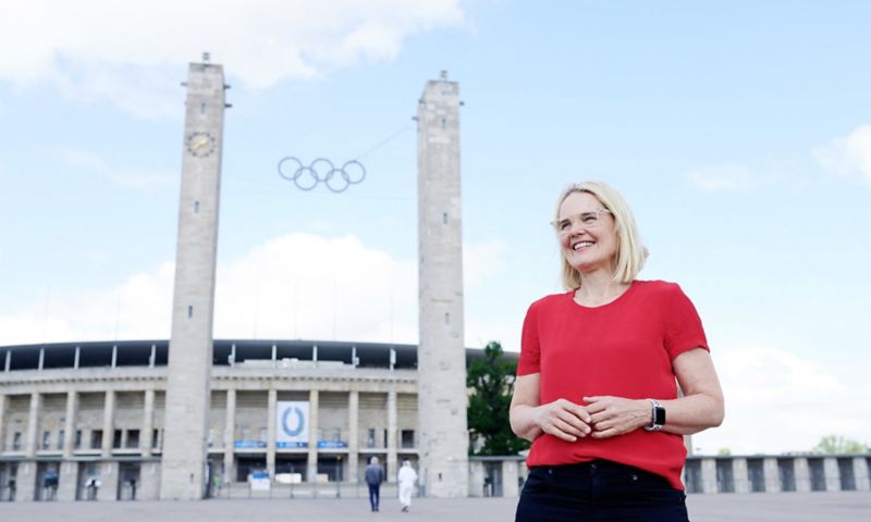 Elke Heitmüller vor dem Berliner Olympiastadion