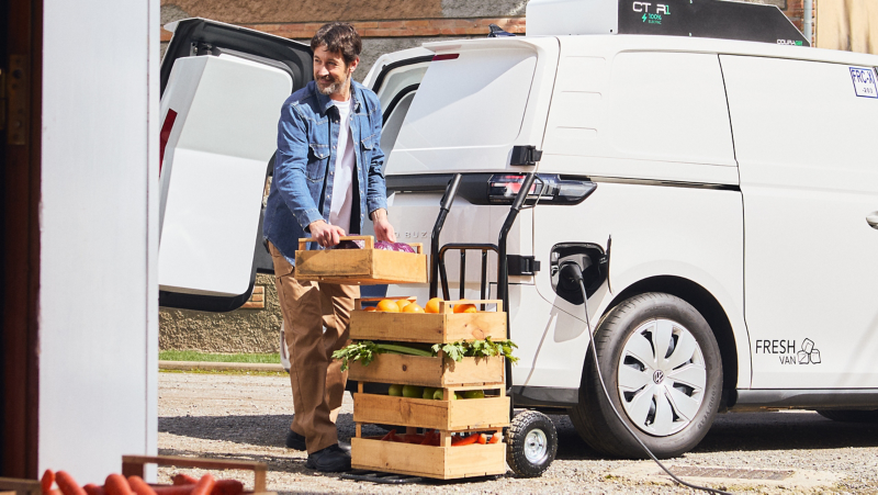 Un trabajador cargando fruta en el VW ID. Buzz Fresh Van.