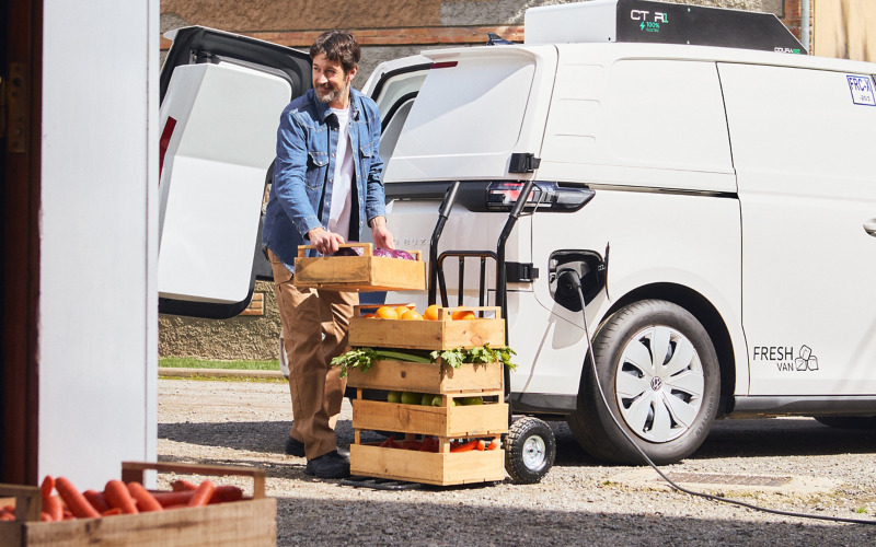 Un trabajador cargando fruta en el VW ID. Buzz Fresh Van.