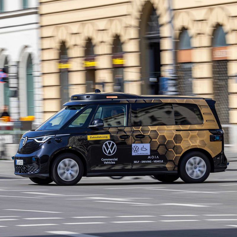 Photo showing an autonomous driving VW vans in a city. 