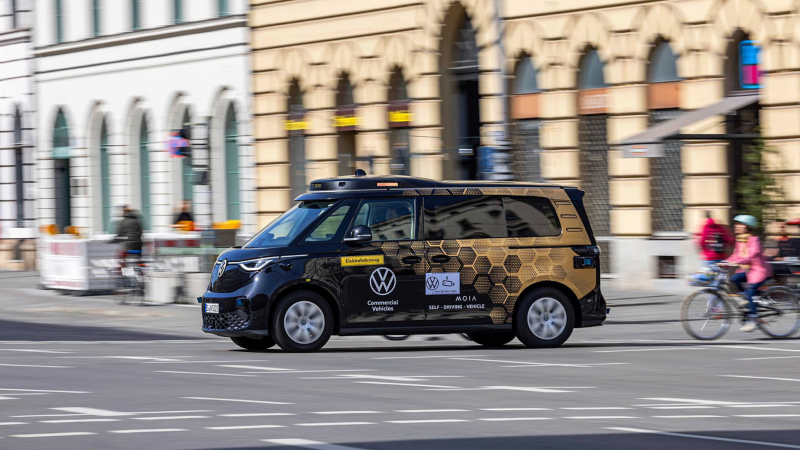 Photo showing an autonomous driving VW vans in a city. 