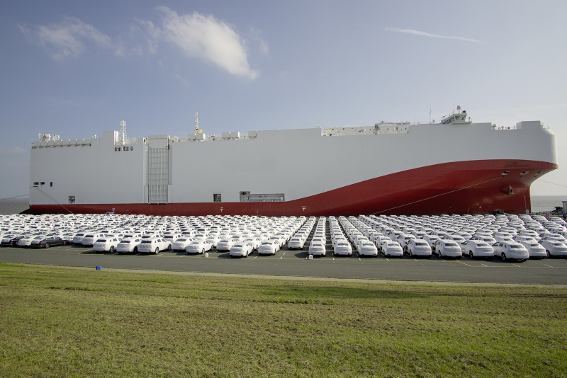 Ein Überseefrachter mit emissionsarmem LNG-Antrieb