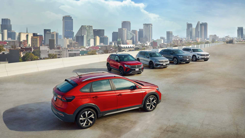 Camioneta 2022 de Volkswagen. Nuevo Nivus en color rojo frente a otros SUVs 2022.