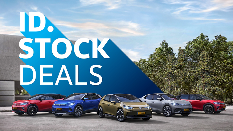 Cinq véhicules électriques Volkswagen ID. sont alignés devant un bâtiment moderne, sous un ciel partiellement nuageux. À gauche de l’image, un grand texte bleu et blanc indique : « ID. STOCK DEALS ».