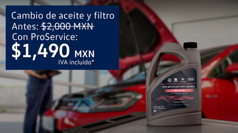Envase de aceite de motor oficial de Volkswagen, cerca de un auto en reparación. 