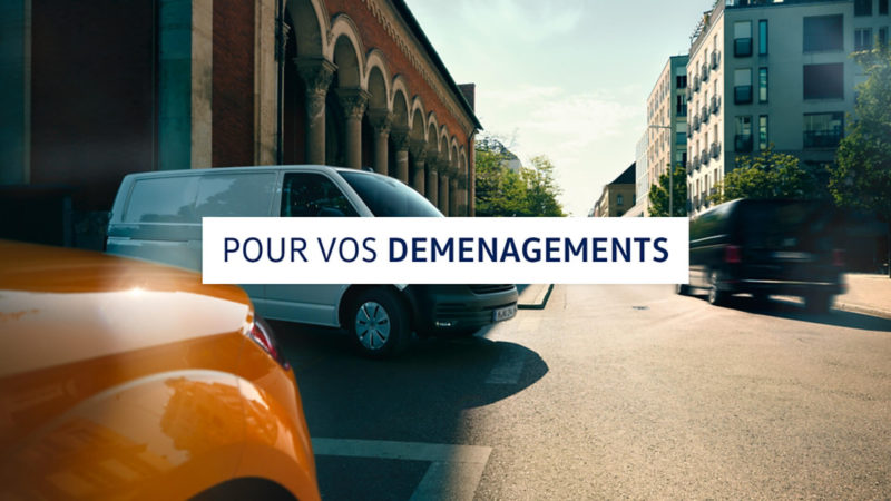 Utilitaire volkswagen en circulation dans une rue - Pour vos déménagements