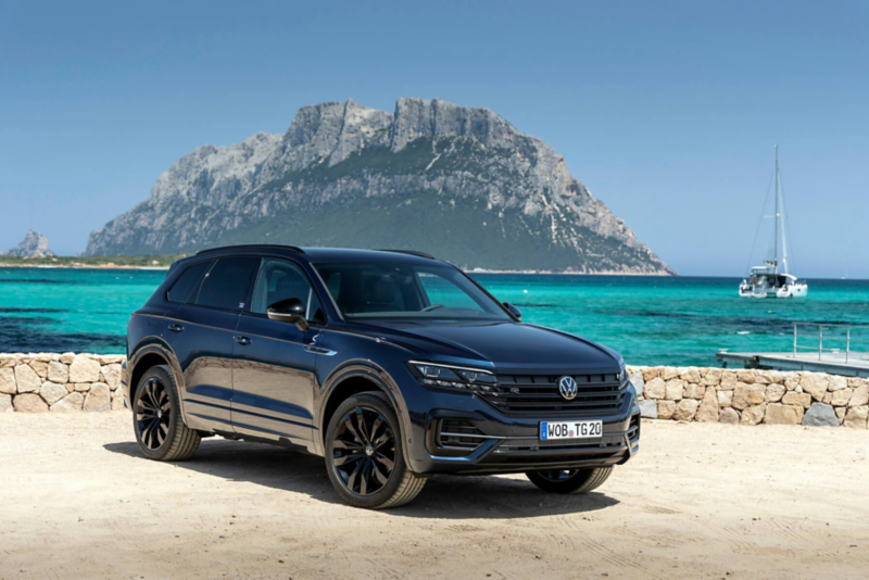 To Touareg της Vollkswagen σε έκδοση Touareg "EDITION 20" στέκεται σε πλάγια όψη μπροστά από τη θάλασσα.