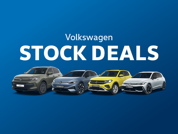 visuel de Volkswagen Stock Deals avec quatre voitures en ligne : une Volkswagen ID.4 vert foncé, une ID.3 bleu clair, un T-Roc jaune vif et une Golf grise.