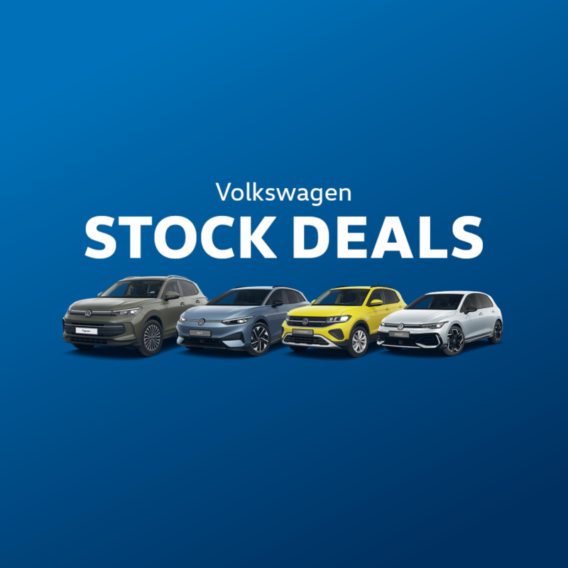 visuel de Volkswagen Stock Deals avec quatre voitures en ligne : une Volkswagen ID.4 vert foncé, une ID.3 bleu clair, un T-Roc jaune vif et une Golf grise.
