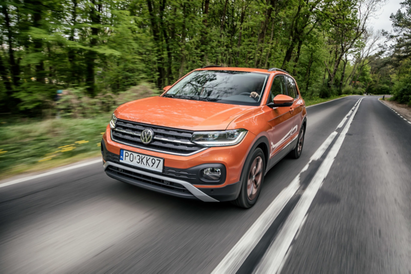 Jadący VW T-Roc widziany z profilu