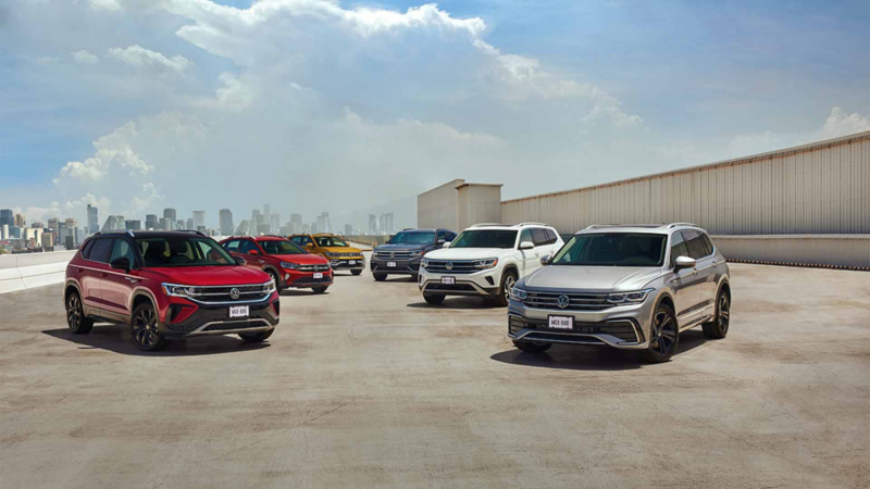Tiguan 2022 en color gris formada con otras SUVs 2022 como Taos, Cross Sport, Teramont, Nivus y T-Cross.