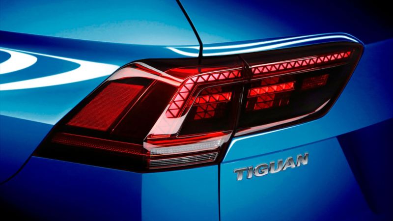 Imagen del faro lateral izquierdo de SUVW Tiguan 2021 en color azul seda.