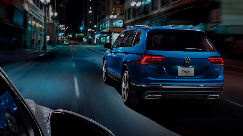 Imagen de Tiguan 2021, camioneta SUV de Volkswagen manejada durante la noche en la ciudad.