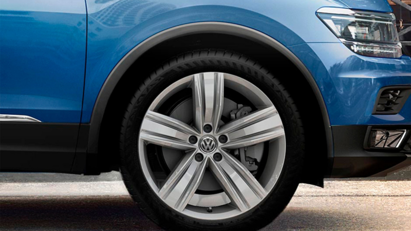Imagen de llanta delantera derecha de camioneta familiar Tiguan 2021 de Volkswagen.