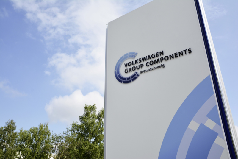 Eingangsschild mit Schriftzug Volkswagen Group Components