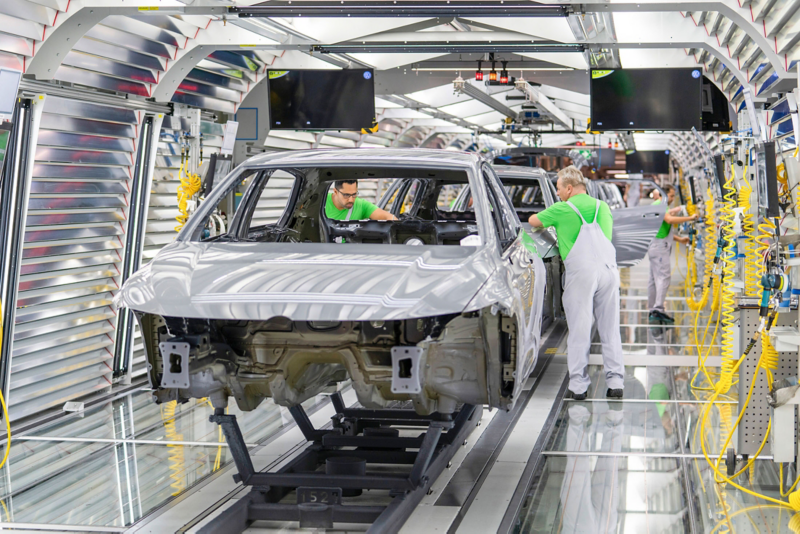 Mitarbeiter bauen den Golf 8