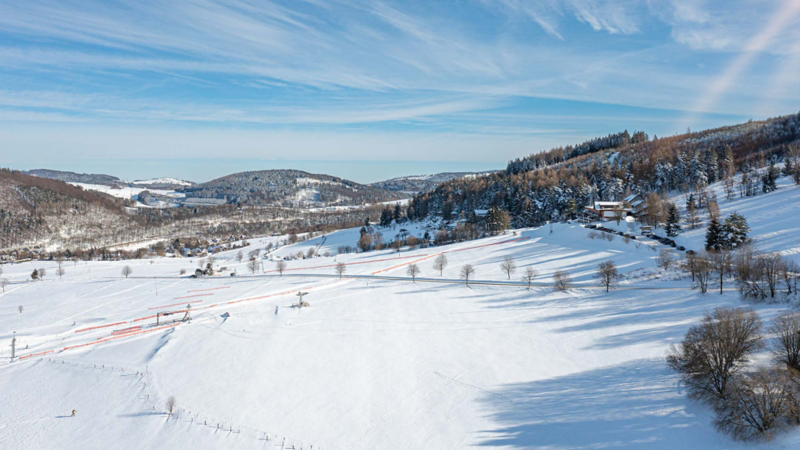 Wintersportgebiet Willingen mit schneebedeckten Bergen