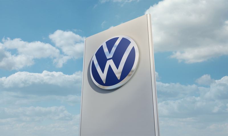 Volkswagen Service Pylon vor blauem Himmel