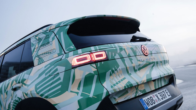 Blick auf die Rückleuchten eines VW ID. Cross mit Konzeptbeklebung.