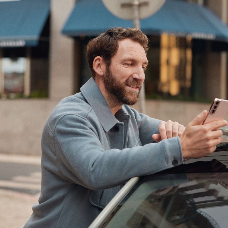 Mit der EV Check App von Volkswagen testen Sie, ob Elektromobilität zu Ihrem Alltag passt.