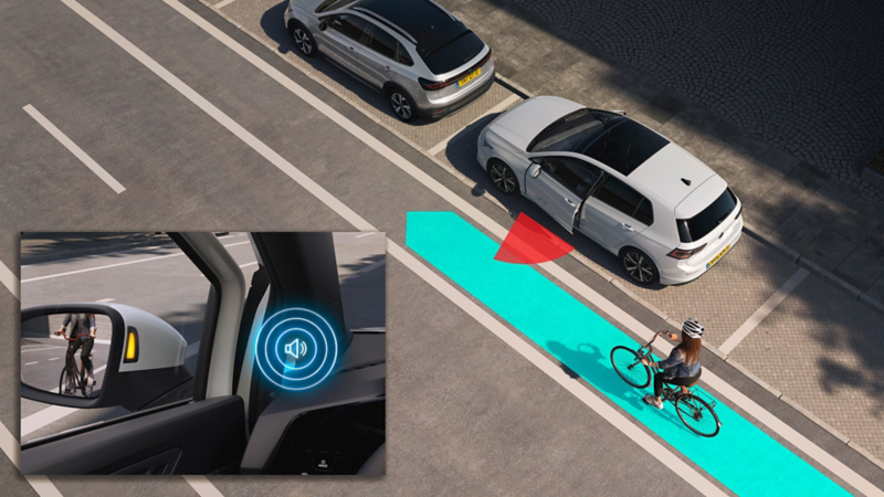 Een witte Volkswagen Golf maakt tijdens het rijden gebruik van de visueel herkenbare Side Assist.