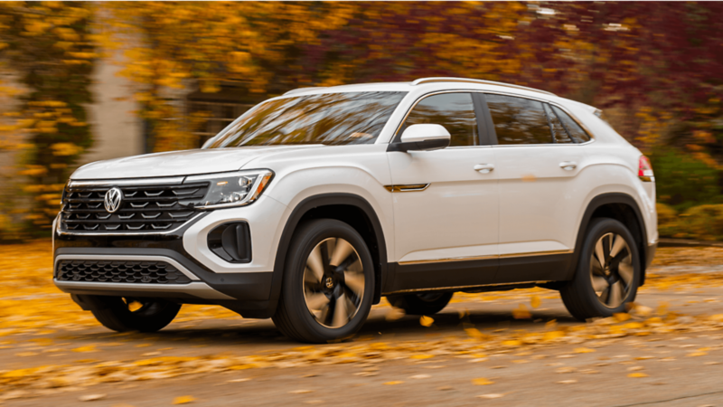 Montage de cinq images du Volkswagen Atlas Cross Sport montrant les vues avant et arrière extérieures, un gros plan de la roue, le toit ouvrant panoramique et le tableau de bord intérieur avec système d’infodivertissement. 