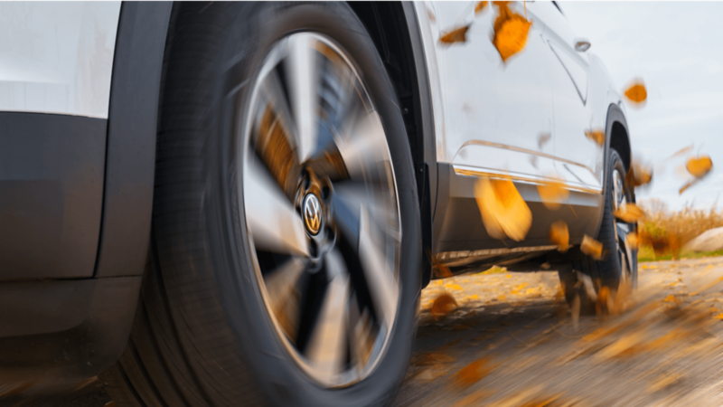 Montage de cinq images du Volkswagen Atlas Cross Sport montrant les vues avant et arrière extérieures, un gros plan de la roue, le toit ouvrant panoramique et le tableau de bord intérieur avec système d’infodivertissement. 