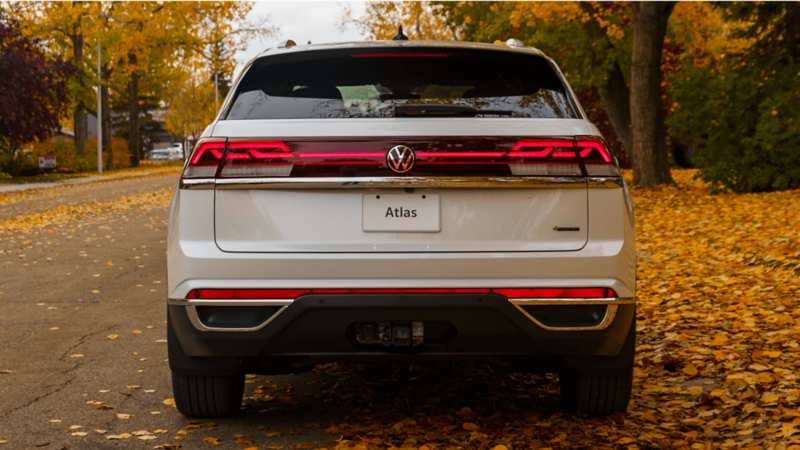 Montage de cinq images du Volkswagen Atlas Cross Sport montrant les vues avant et arrière extérieures, un gros plan de la roue, le toit ouvrant panoramique et le tableau de bord intérieur avec système d’infodivertissement. 