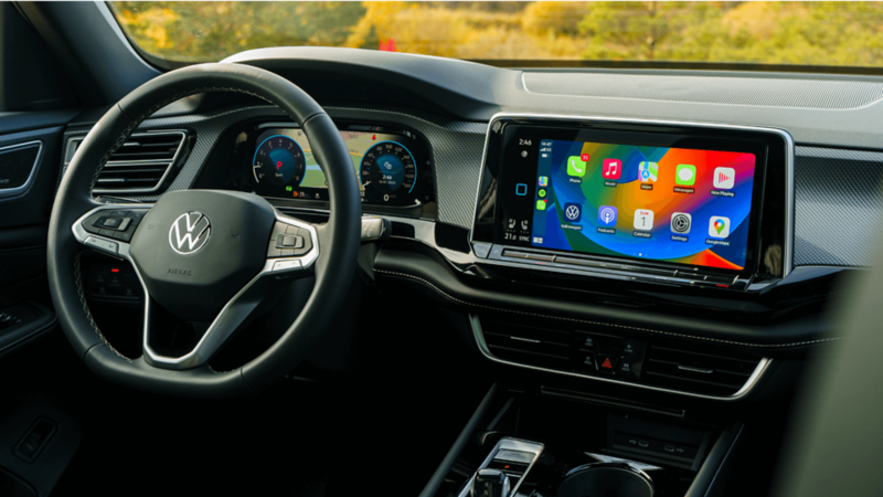 Montage de cinq images du Volkswagen Atlas Cross Sport montrant les vues avant et arrière extérieures, un gros plan de la roue, le toit ouvrant panoramique et le tableau de bord intérieur avec système d’infodivertissement. 