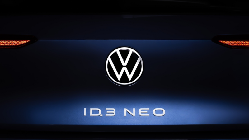 Skrift og Volkswagen-logo på bagenden af en ID.3 Neo.