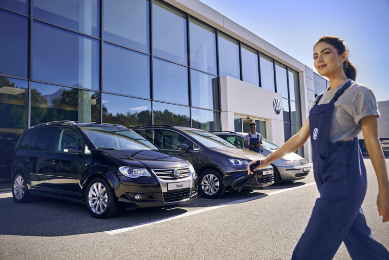 Un technicienn Volkswagen Véhicules Utilitaires teste la climatisation d'un véhicule