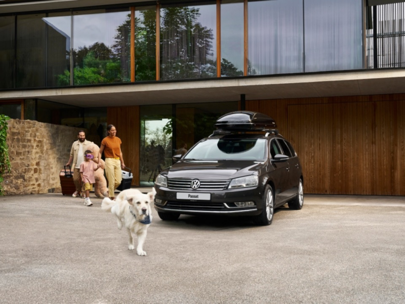 Un employé du service Entretien VW ajuste quelque chose sur le système de climatisation - Entretien de la climatisation VW