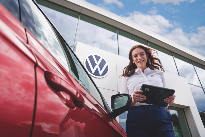 Un technicien Volkswagen Véhicules Utilitaires vérifie le niveau d'usure d'un pneumatique