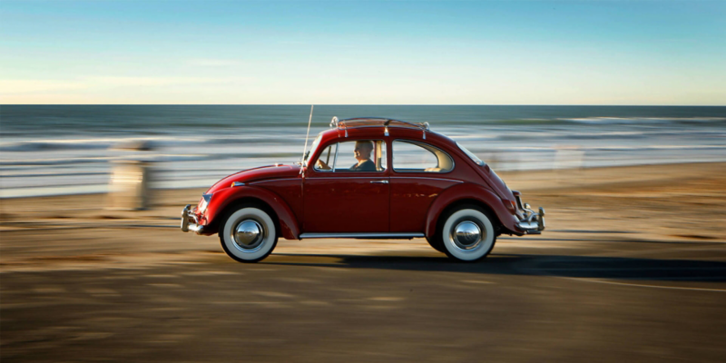 Kathleen Brooks conduce su Beetle 1967 restaurado de Volkswagen junto al mar.