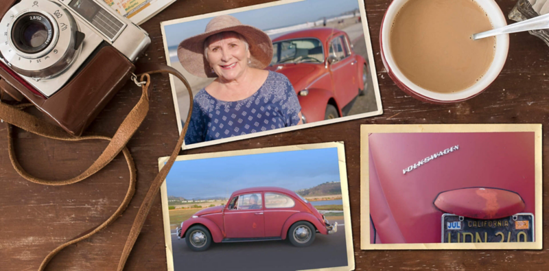 Fotos antiguas de Kathleen Brooks y su escarabajo Volkswagen de 1967 sobre una mesa con una cámara antigua y una taza de café. 