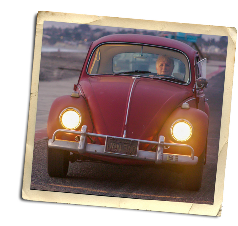 Kathleen Brooks conduce su Volkswagen Beetle 1967 hacia la cámara.