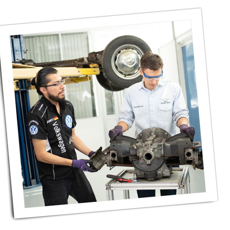 El equipo de Volkswagen México en Puebla trabaja en la restauración del Beetle 1967 de Kathleen Brooks.