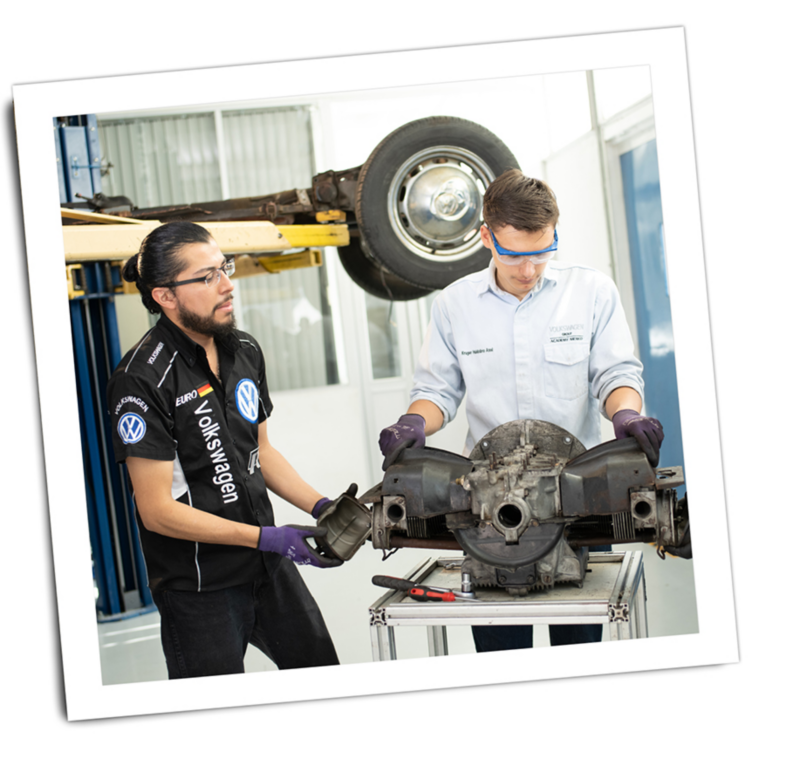 El equipo de Volkswagen México en Puebla trabaja en la restauración del Beetle 1967 de Kathleen Brooks.