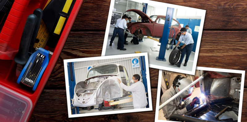 Fotos del equipo Volkswagen de México en Puebla trabajando arduamente en la restauración del escarabajo de 1967 de Kathleen Brooks, situado junto a una caja de herramientas.