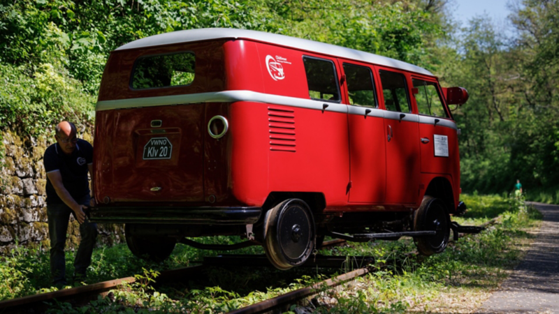 Der als Draisine umgebaute VW T1 aufgebockt.