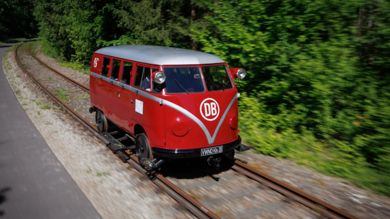 Der als Draisine umgebaute VW T1 auf Schienen fahrend.