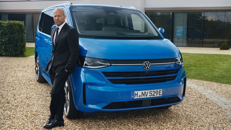 En man lutar sig mot nya VW Caravelle minibuss.