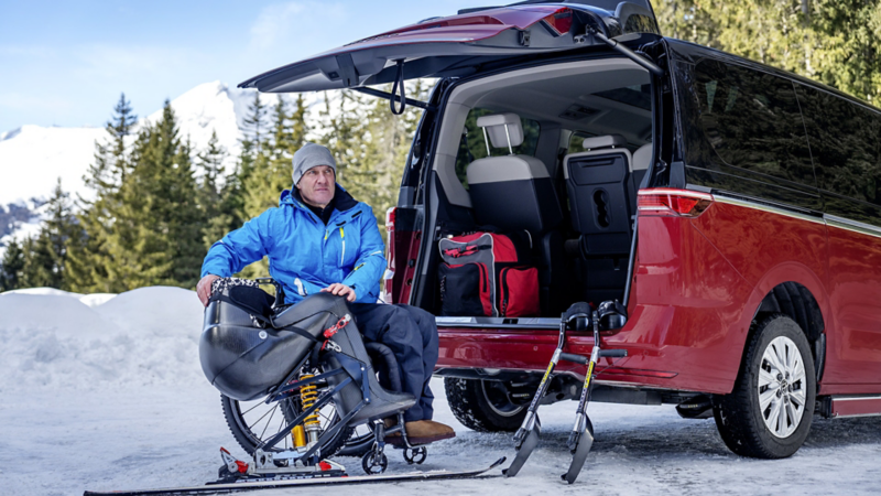 Ein Mann im Rollstuhl bereitet seinen Mono-Ski vor.