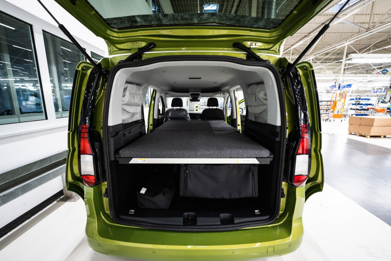 Tył Nowego Caddy California w fabryce