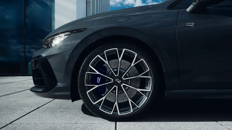 Detailaufnahme von Felge und Front des VW Golf R.