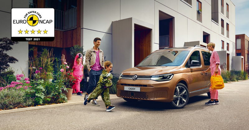 Rodzina wsiada do Volkswagena Caddy.