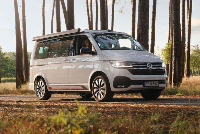 VW California  sur les routes de forêt