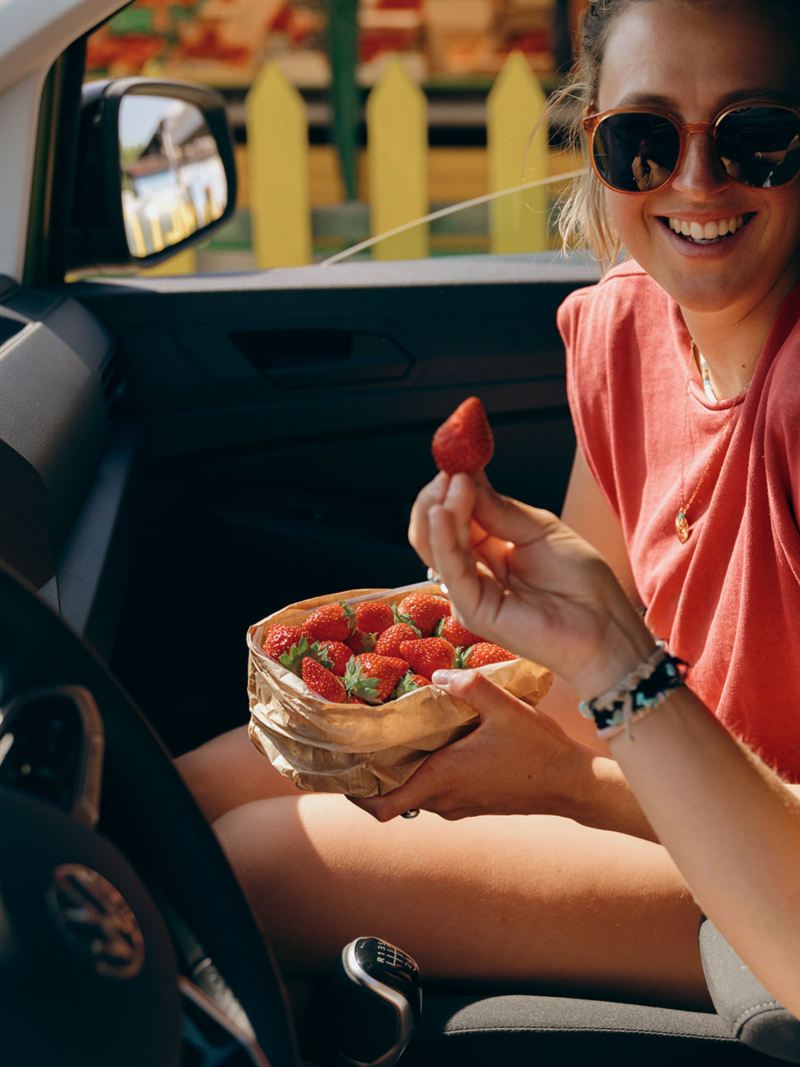 VW California vue cockpit avec 2 femme qui mangent des fraises